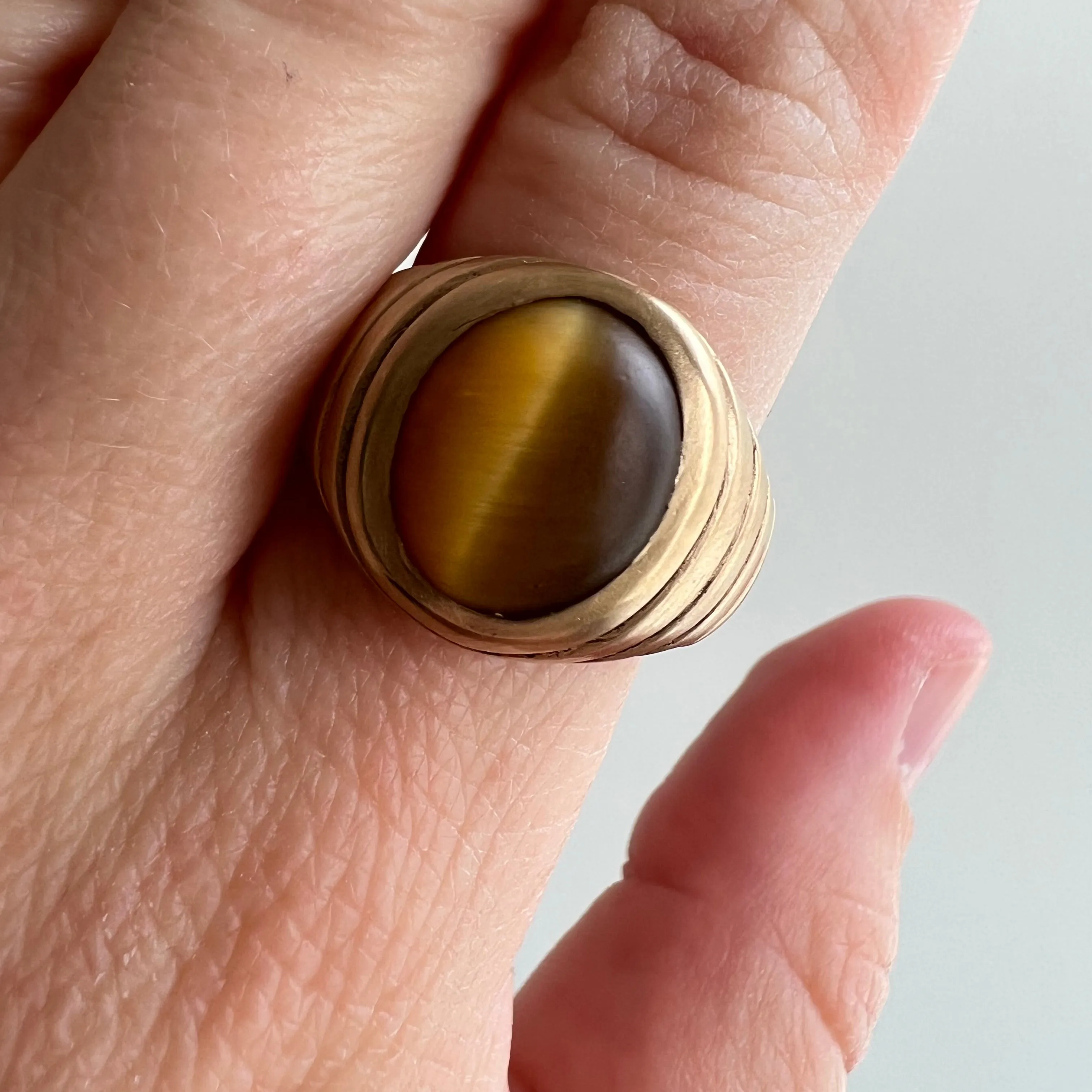 V I N T A G E // shimmery coffee bean / 10k yellow gold and tigers eye signet dome ring / size 7