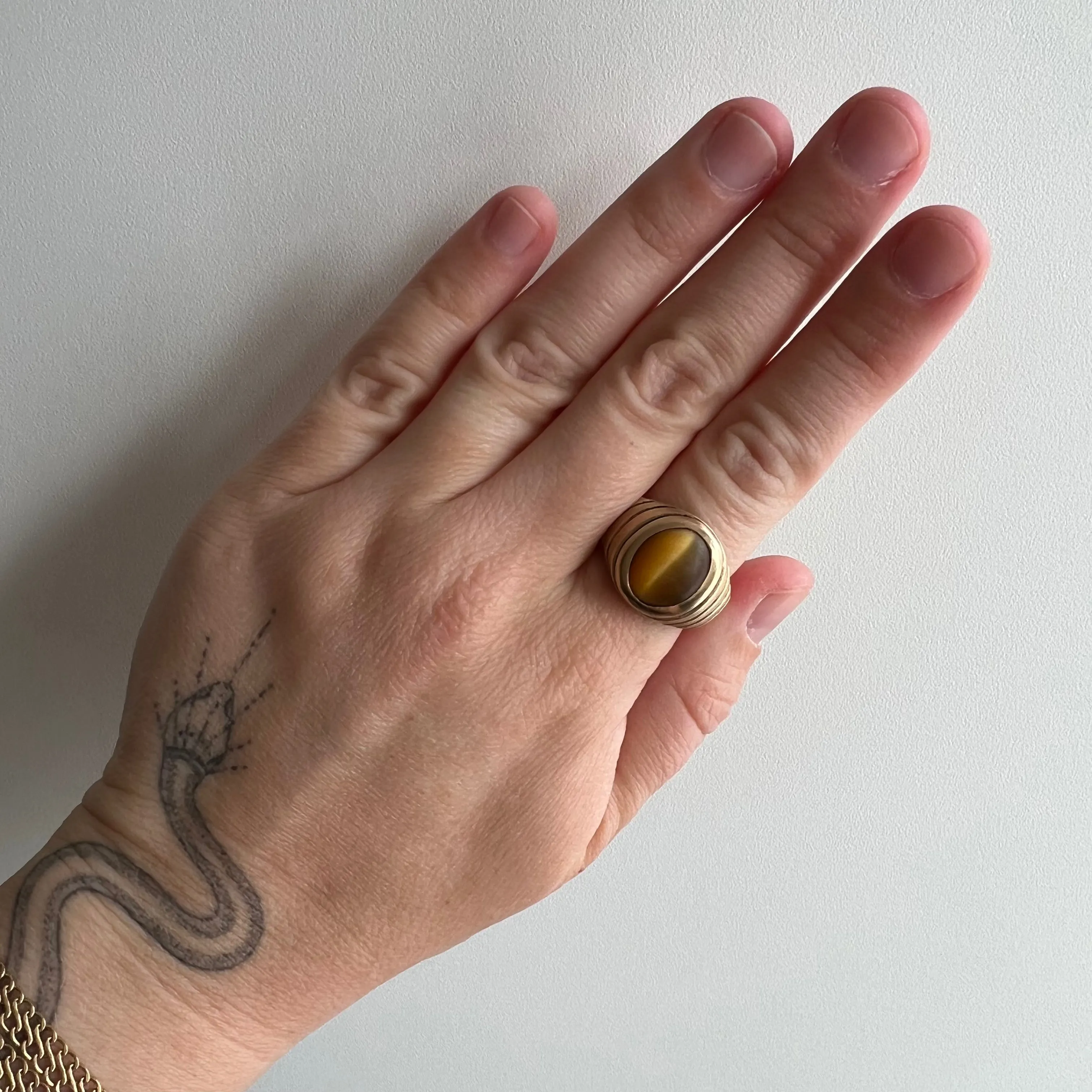 V I N T A G E // shimmery coffee bean / 10k yellow gold and tigers eye signet dome ring / size 7